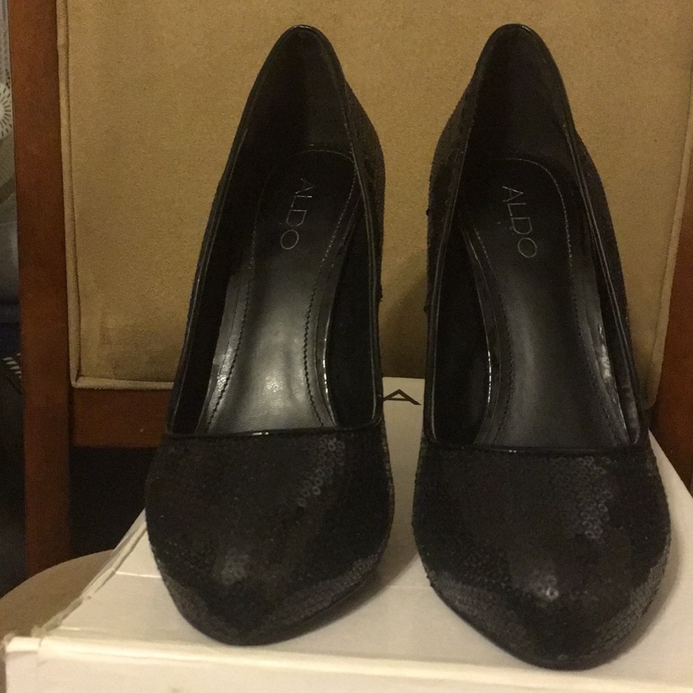 Sequined pumps